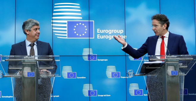 El nuevo presidente del Eurogrupo, el portugués Mário Centeno, y el presidente saliente, el holandés Jeroen Dijsselbloem, en rueda de prensa en Bruselas. REUTERS/Yves Herman