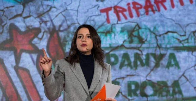 La candidata de Ciudadanos a la presidencia de la Generalitat, Inés Arrimadas, durante el inicio de campaña para las elecciones del 21 de Diciembre que el partido celebra esta noche en Barcelona. EFE/Enric Fontcuberta