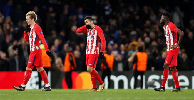 Los jugadores del Atlético se retiran tras caer eliminados. Reuters/Paul Childs