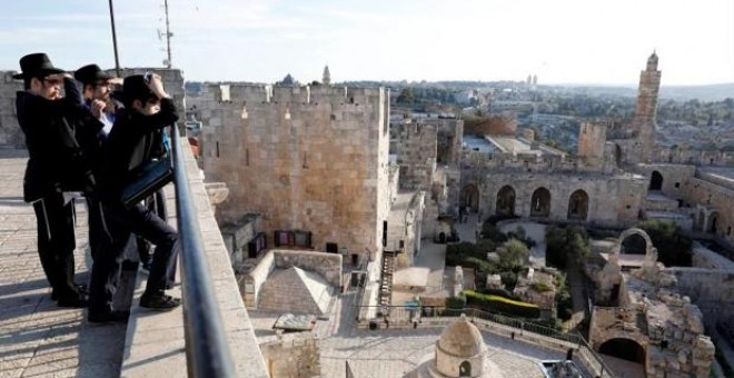 Judíos ultraortodoxos observan la Torre de David en la ciudad vieja de Jerusalén, Israel.- EFE