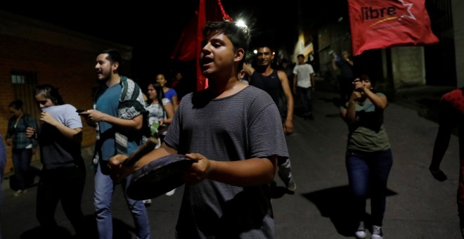 Un grupo de personas participan en una cacerolada en las calles de Tegucigalpa (Honduras). REUTERS/Henry Romero