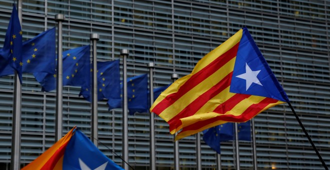 Banderas estreladas de los manifestantes convocados por ANC junto a las banderas de la UE  plantadas frente a la sede de la Comisión Europea, en Bruselas. REUTERS/Darrin Zammit Lupi