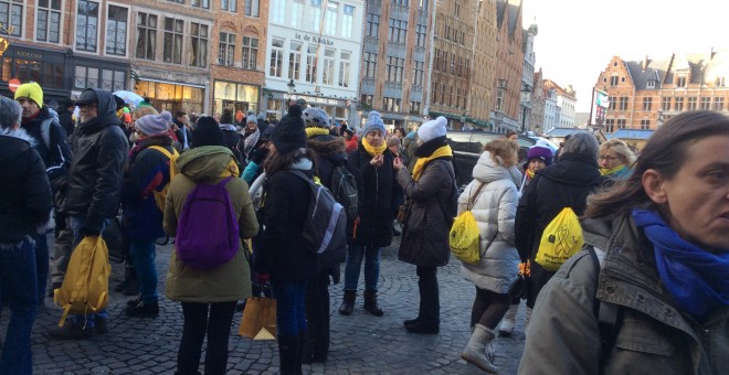 Turistes catalans amb bufandes i complements grocs a Bruges, l'endemà de la gran manifestació independentista de Brussel·les