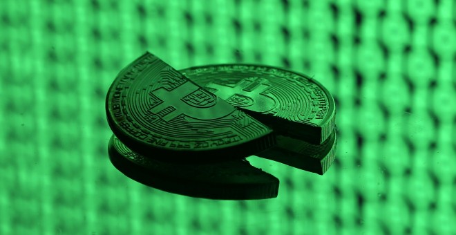 Representaciones rotas de la moneda virtual de Bitcoin. REUTERS / Dado Ruvic