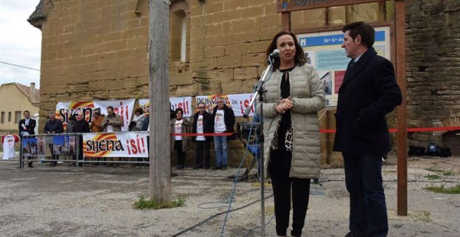 El camión con las piezas ha sido recibido en el Monasterio de Villanueva de Sijena por la consejera de Educación, Cultura y Deporte del Ejecutivo, Mayte Pérez. / EFE