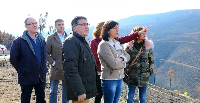 La conselleira de Medio Rural visitando los trabajos anti erosión en Carballeda de Avia el mes pasado. /Xunta de Galicia