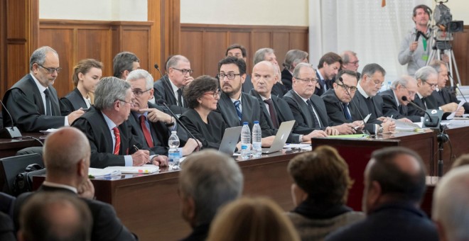 La defensa de los 22 ex altos cargos de la Junta de Andalucía, acusados de prevaricación, malversación y asociación ilícita en la pieza política del caso ERE, en la Audiencia de Sevilla. EFE/Julio Muñoz