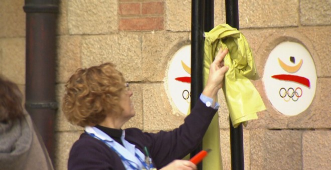 Retiren una pancarta groga en solidaritat amb els presos en una conselleria de la Generalitat. / CCMA