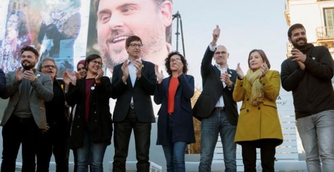 La número dos Marta Rovira al costat de Gabriel Rufián; els consellers Carles Mundó i Raül Romeva i la presidenta del Parlament i también candidata Carme Forcadell al final de l'acte central de campanya a Barcelona d'Esquerra EFE/Marta Pérez