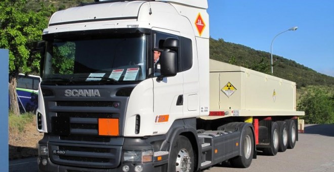 Un transporte de residuos radioactivos condestino al cementerio nuclear de El Cabril, en la provincia de Córdoba.