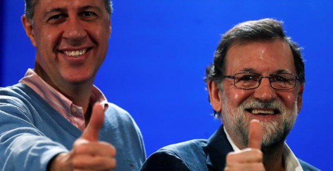 El presidente del Gobierno y del Partido Popular, Mariano Rajoy, durante el acto de campaña con motivo de las elecciones catalanas del 21D, junto al candidato del PPC a la Generalitat, Xavier García Albiol.- Javier Etxezarreta (EFE)