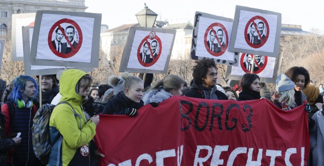 Protestas en Viena ante la entrada de los ultras en el Gobeirno. REUTERS/Heinz-Peter Bader