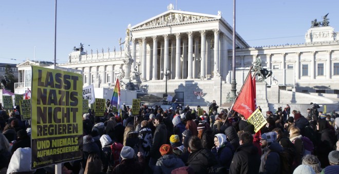Protestas en Viena ante la entrada de los ultras en el Gobeirno. REUTERS/Heinz-Peter Bader