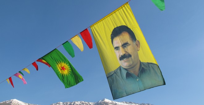 Carteles del lider y fundador del PKK, Abdula Ochalan, encarcelado por los turcos, y de cuyo estado no se tiene noticias desde hace varios años. Su pensamiento ha inspirado la acción política de facciones kurdas de Turquía, Siria e Irán / Karlos Zurutuza.