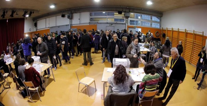Numerosas personas esperan para votar en las mesas electorales de la Escola Pere IV de la ciudad condal , más de cinco millones y medio de catalanes están llamados a las urnas en esta jornada de elecciones autonómicas.EFE/Juan Carlos Cárdenas