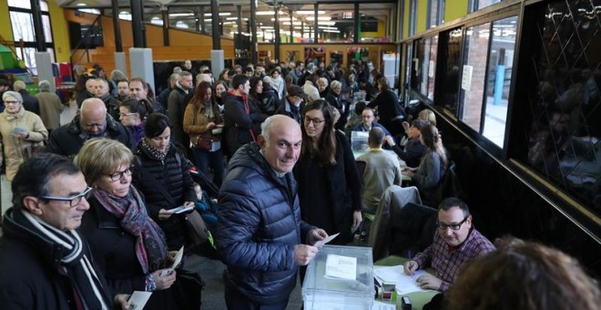 Numerosos ciudadanos ejercen su derecho al voto tras la apertura del colegio electoral Lenaspa en la ciudad de Terrassa, más de cinco millones y medio de catalanes están llamados a las urnas en esta jornada de elecciones autonómicas. EFE/Alejandro García