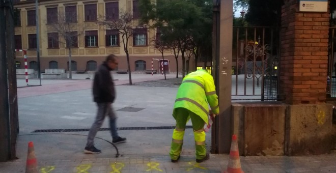 Operarios de limpieza borran las pintadas en la escuela Ramón Llull de Barcelona./ @bcadilla