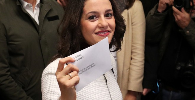 La candidata de Ciudadanos, Inés Arrimadas, ejerciendo su derecho de voto. / Reuters