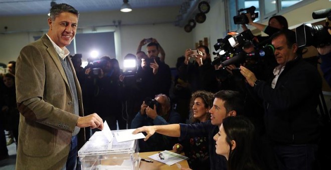 El cabeza de lista a la presidencia de la Generalitat por el PPC, Xavier García Albiol, vota en la Escola Lola Anglada en la ciudad de Badalona, más de cinco millones y medio de catalanes están llamados a las urnas en esta jornada de elecciones autonómica