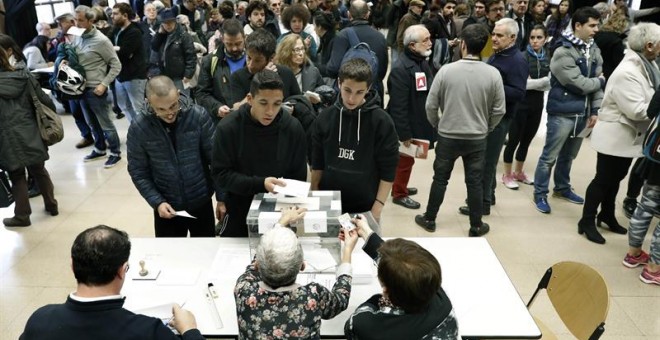 Cues per votar al centre cívic La Sedeta de Barcelona / EFE Andreu Dalmau