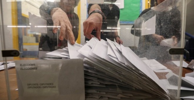 Se cuentan las papeletas en Barcelona después de que cerraran las urnas en las elecciones autonómicas en Catalunya. REUTERS/Albert Gea