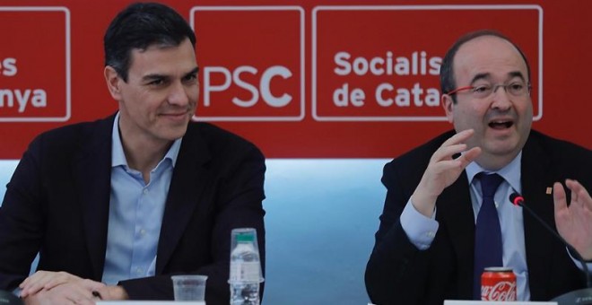 El Secretario General del PSOE Pedro Sánchez, y líder de los socialistas catalanes Miquel Iceta, durante la reunión de la ejecutiva de su partido para valorar los resultados electorales. EFE/Juan Carlos Cárdenas
