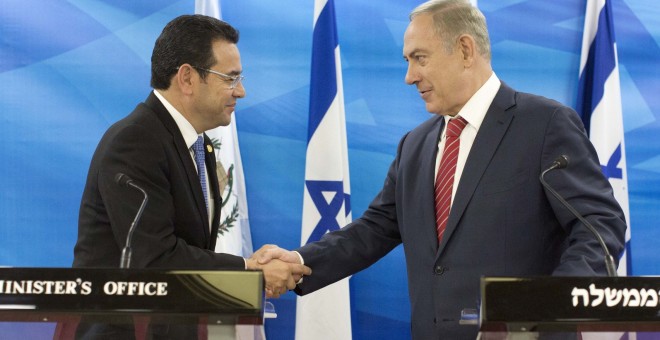 Jimmy Morales, presidente de Guatemala, estrecha la mano de Netanyahu, primer ministro israelí./EFE