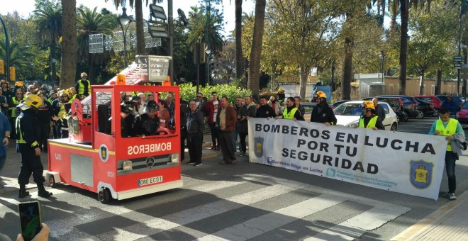 Concentración de bomberos de Málaga el pasado 21 de diciembre, frente al Ayuntamiento, coincidiendo con un pleno municipal. TWITTER @encierrobombmlg