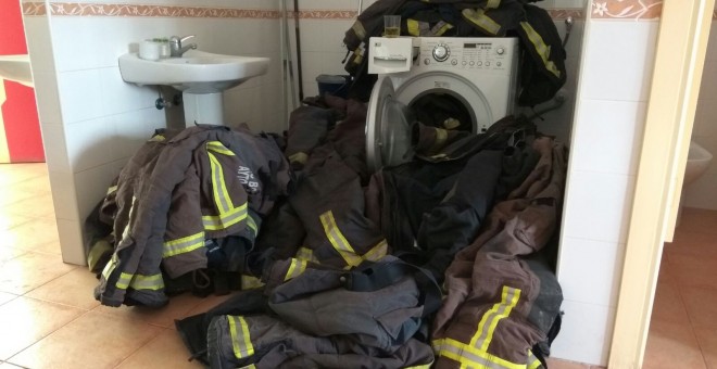 Las lavadoras del cuarte de bomberos de Málaga, insuficientes para desintoxicar y desinfectar el material de los profesionales. TWITTER @encierrobombmlg