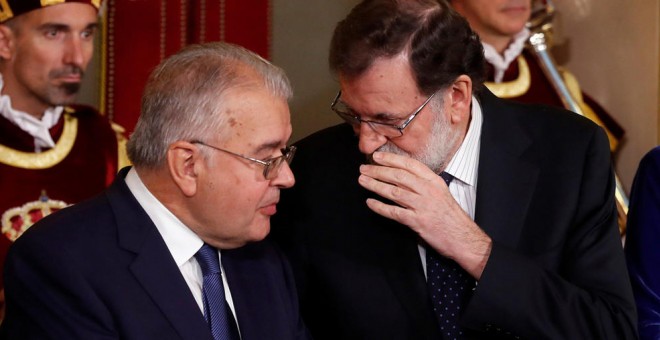El presidente del Gobierno, Mariano Rajoy, charla con el presidente del Tribunal Constitucional, Juan José González Rivas, durante el acto en el Congreso con motivo del Día de la Constitución. EFE