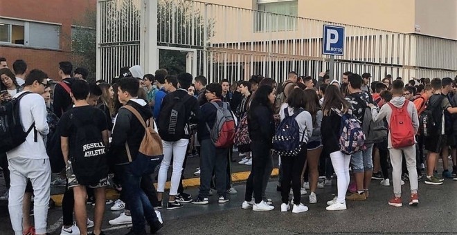 Alumnes a l'exterior de l'Institut El Palau de Sant Andreu de la Barca / Europa Press