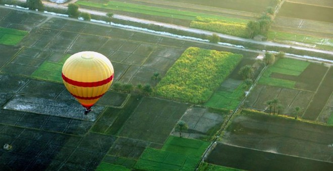 Fotografía de archivo fechada el 9 de diciembre de 2017 que muestra un globo aerostático mientras sobrevuela una aldea egipcia en Luxor, Egipto. Cuatro turistas españoles resultaron heridos hoy, 5 de enero de 2018, al estrellarse el globo en el que viajab