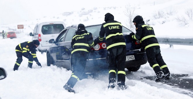 Fotografía facilitada por los Efectivos de la Unidad Militar de Emergencias (UME) que han trabajado toda la pasada noche y la mañana de hoy en Castilla y León y en Madrid para liberar a los vehículos atrapados desde la tarde de ayer en varios tramos de la