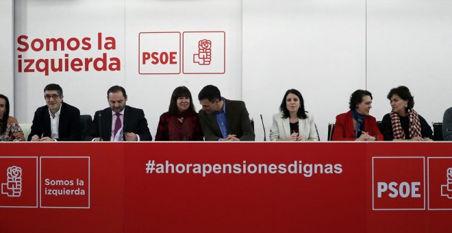 El secretario general del PSOE, Pedro Sánchez (c), junto a la presidenta, Cristina Narbona, junto a otros dirigentes del partido, en la primera reunión de la Ejecutiva Federal del año en la sede de Ferraz, en Madrid. EFE/ Zipi