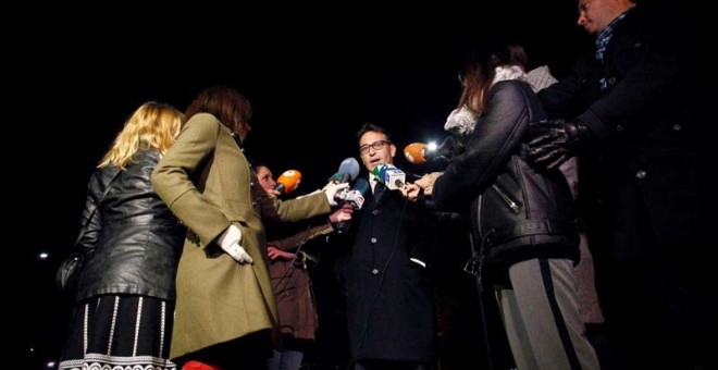 El abogado defensor de José Enrique Abuín Gey, alias 'El Chicle', José Ramón Sierra, en el centro, ofrece declaraciones a los medios esta tarde tras visitar a su cliente en el penal coruñés de Teixeiro.| CABALAR (EFE)