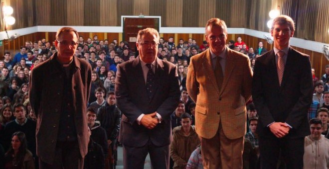 El ministro de Interior, Juan Ignacio Zoido, da una charla sobre la Constitución a los alumnos del colegio Salesianos de Triana. SALESIANOS DE TRIANA