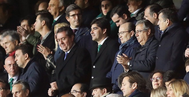 El ministro del Interior, Juan Ignacio Zoido, acompañado por el delegado del gobierno, Antonio Sanz, en el palco presidencial del estadio Sánchez Pizjuan durante el partido entre el Sevilla y el Betis. EFE/Jose Manuel Vidal.