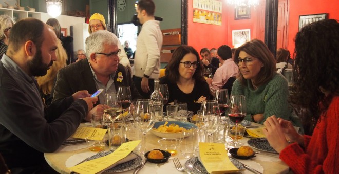 Marcel Mauri (Òmnium), Agustí Alcoberro (ANC), Sussana Barreda i Laura Masvidal, en el sopar per recollir fons pels presos al restaurant Semproniana de Barcelona. / Queralt Castillo