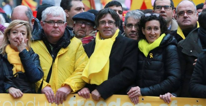 El expresidente de la Generalitat Carles Puigdemont (c) y la secretaria general de ERC, Marta Rovira (d), en una manifestación independentista en Bruselas. EFE