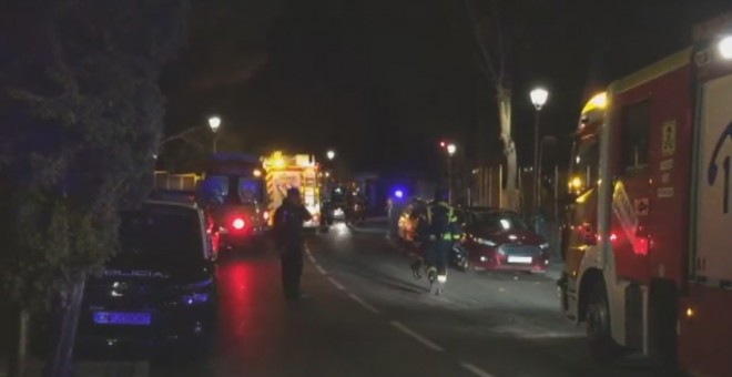 Policía y Samur atienden un incendio generado en una residencia de ancianos en Aravaca, Madrid.