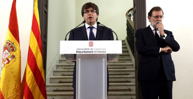 El president cesado de la Generalitat, Carles Puigdemont, y el del Gobierno central, Mariano Rajoy, en una de sus pocas apariciones públicas juntos, tras los atentados de Barcelona. Archivo EFE