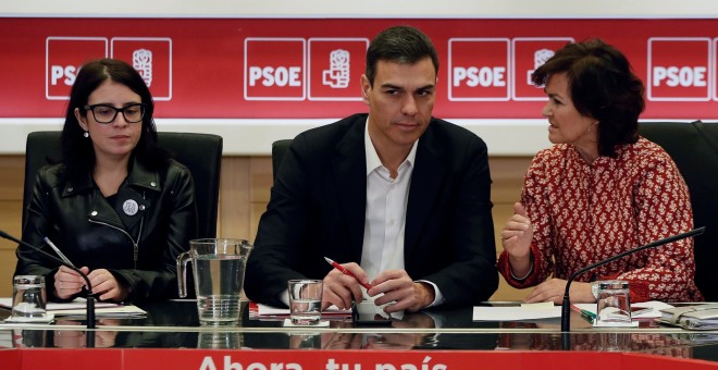 El secretario general del PSOE, Pedro Sánchez, junto a la secretaria de Área de Igualdad, Carmen Calvo, y la vicesecretaria general, Adriana Lastra, durante la reunión de la Permanente de la Ejecutiva Federal del PSOE celebrada en Ferraz. EFE/ Fernando Al