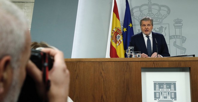 El portavoz del Gobierno, Íñigo Méndez de Vigo, durante la rueda de prensa ofrecida al término de la reunión del Consejo de Ministros que se ha celebrado en Moncloa. EFE/Ángel Díaz