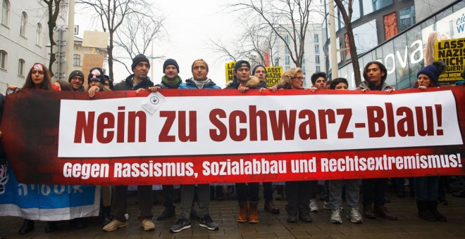 Imagen de la manifestación en Viena, donde varios asistentes sostienen una pancarta que dice 'No al negro ni al azul', en referencia a los colores de los partidos del Gobierno de coalición ultraderechista salido de las elecciones en Austria del pasado 15