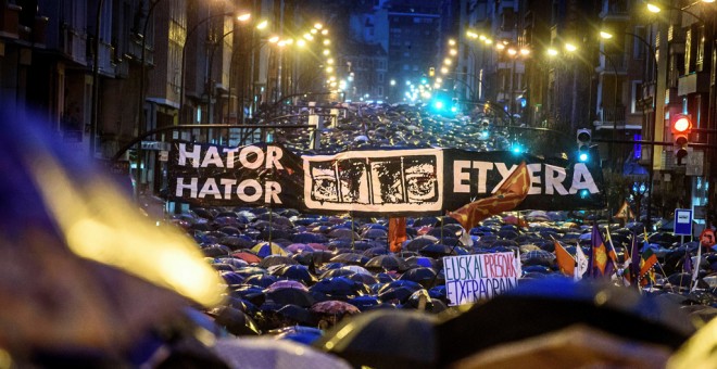 Imagen de la marcha ha recorrido Bilbao para 'denunciar' la política penitenciaria que se aplica a los presos de ETA.EFE/Javier Zorilla