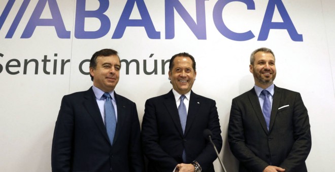 El presidente de Abanca, Juan Carlos Escotet, flanqueado por el consejero delegado de la entidad, Francisco Botas (i), y el director financiero, Alberto de Francisco (d). EFE