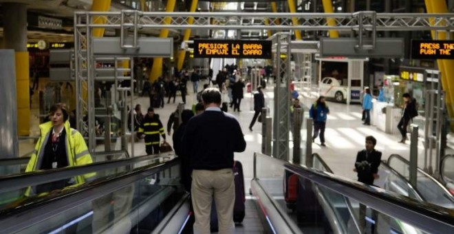 Pasajeros en el Aeropuerto Adolfo Suárez Madrid-Barajas. REUTERS