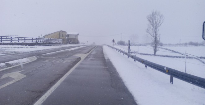 Una de las carreteras cortadas por el temporal de nieve.- EP