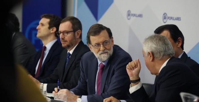 Mariano Rajoy junto a Fernando Martínez-Maíllo y Javier Arenas en la sede del PP. /EFE