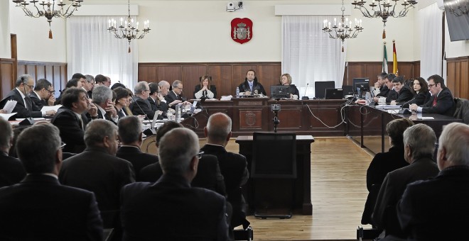 Sala de la Audiencia de Sevilla donde se celebra el juicio  de la pieza política de los ERE, en el que están imputados 22 ex altos cargos de la Junta de Andalucía, entre ellos los expresidentes socialistas Manuel Chaves y José Antonio Griñán. EFE